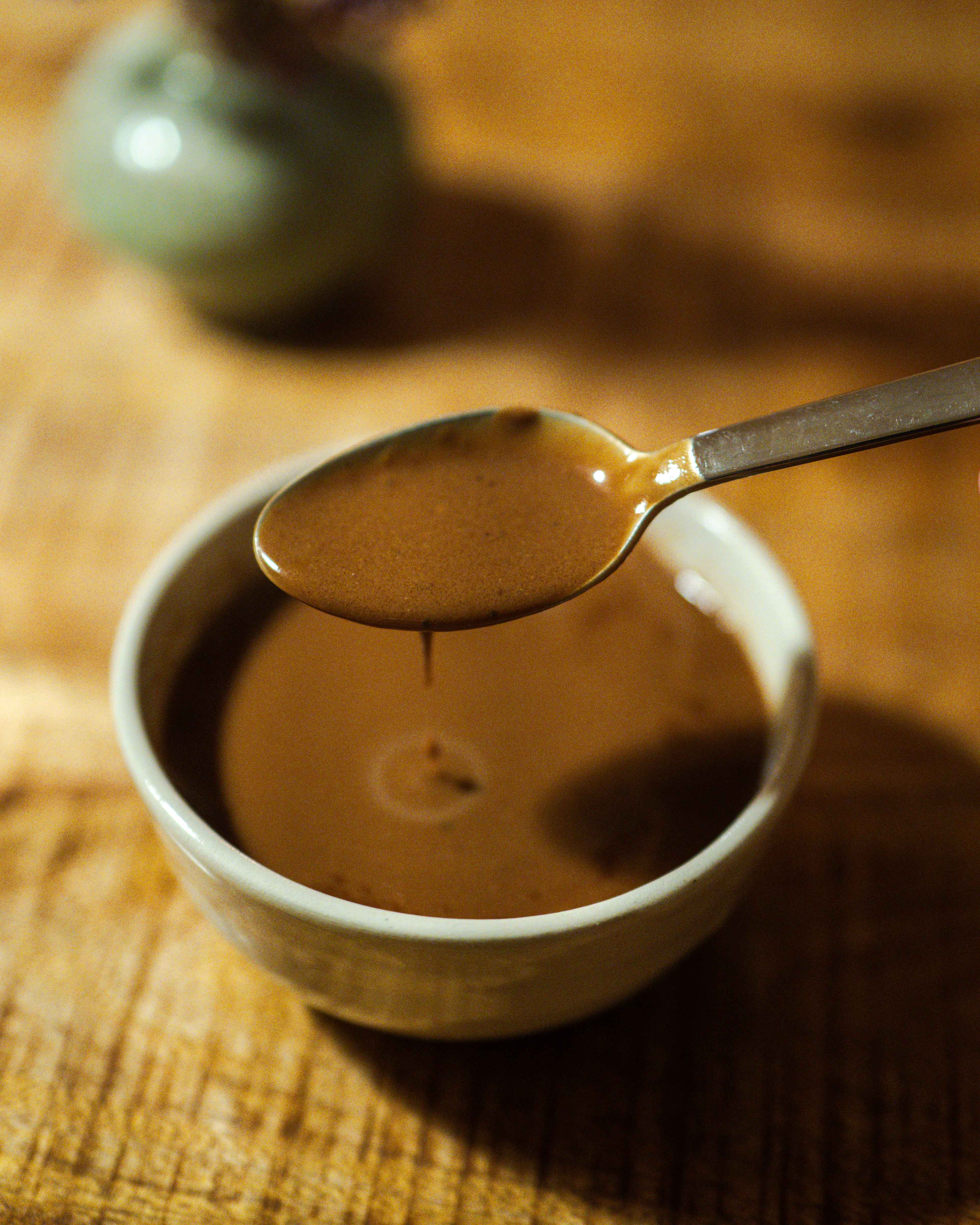 En lækker skål med hjemmelavet brun sovs, perfekt til at forvandle din flæskesteg eller andre hjertelige retter. Den fyldige, karamelliserede sauce giver en smagfuld dimension til enhver måltidsoplevelse