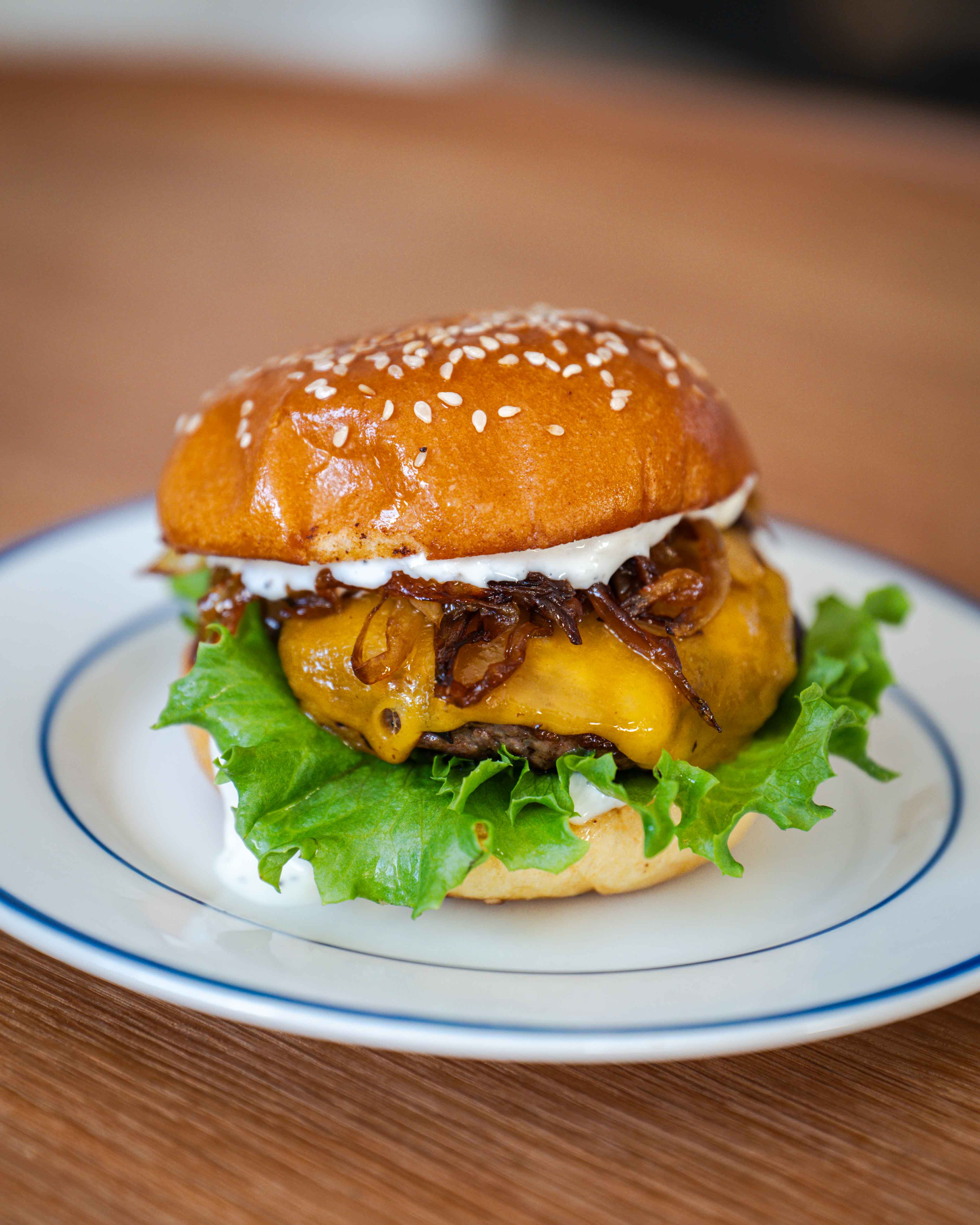 Burger med karamelliserede løg og parmesancreme