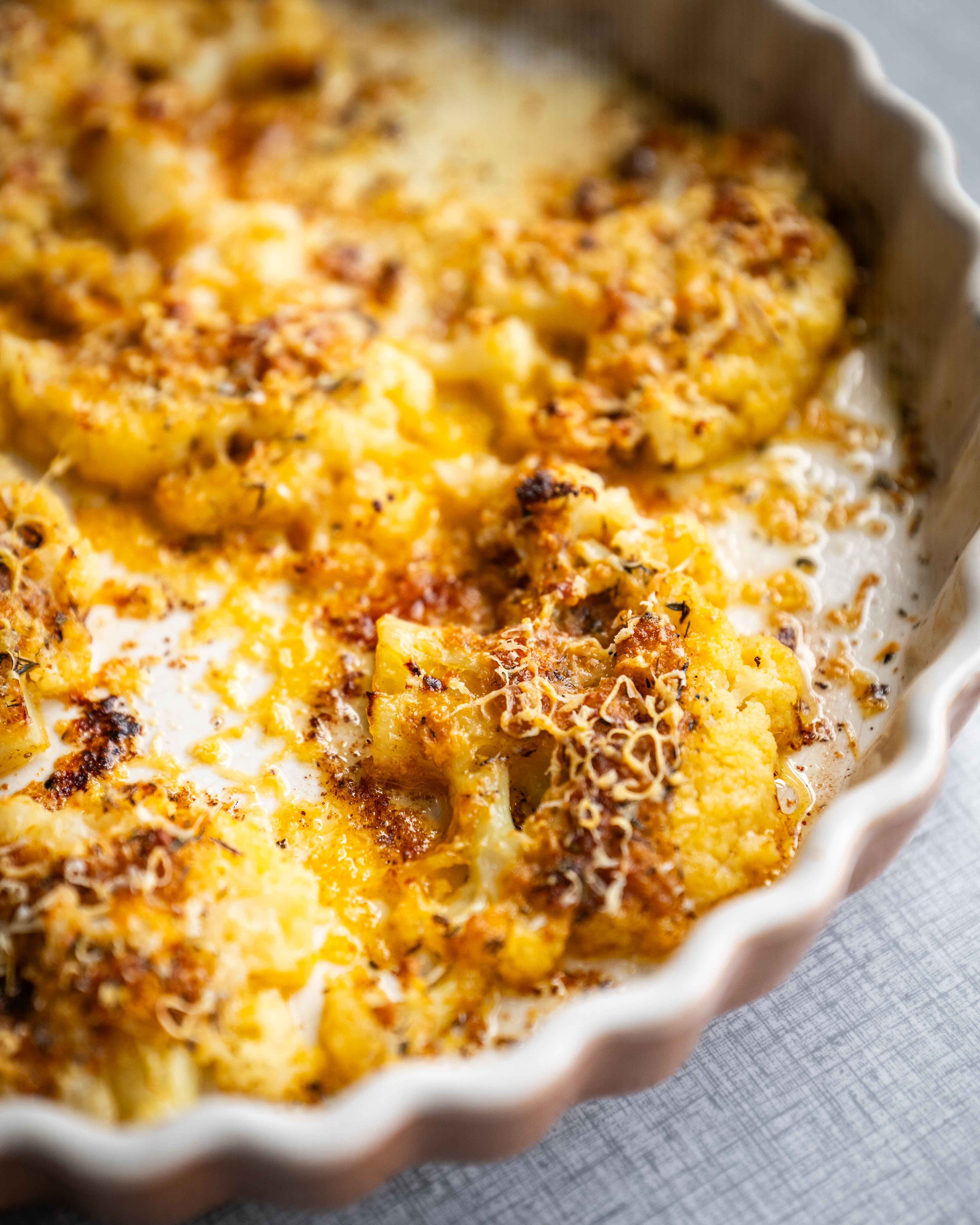 Knust blomkål i ovnen med kryddersmør og revet parmesan.