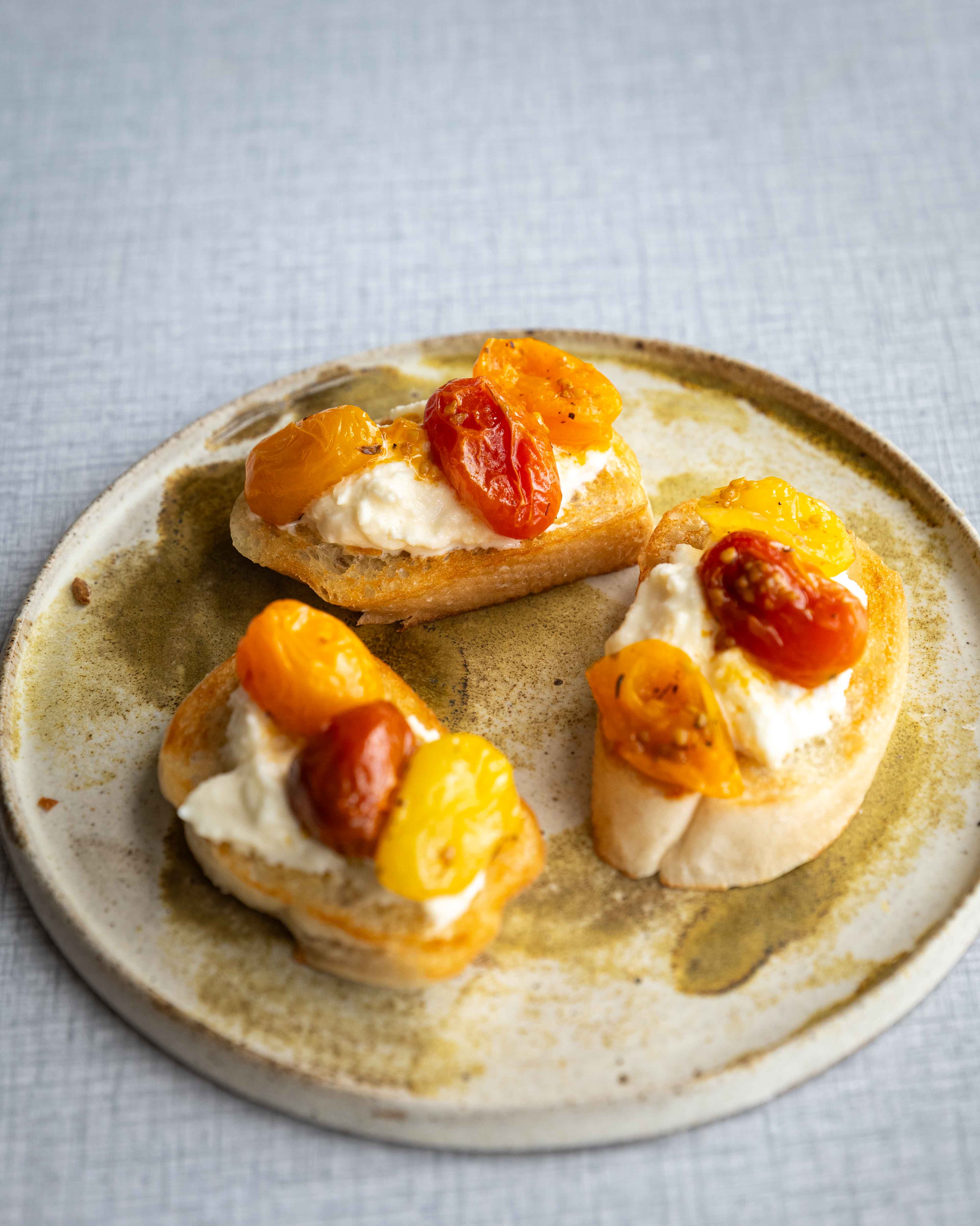 Bruschetta med stracciatella og bagte tomater