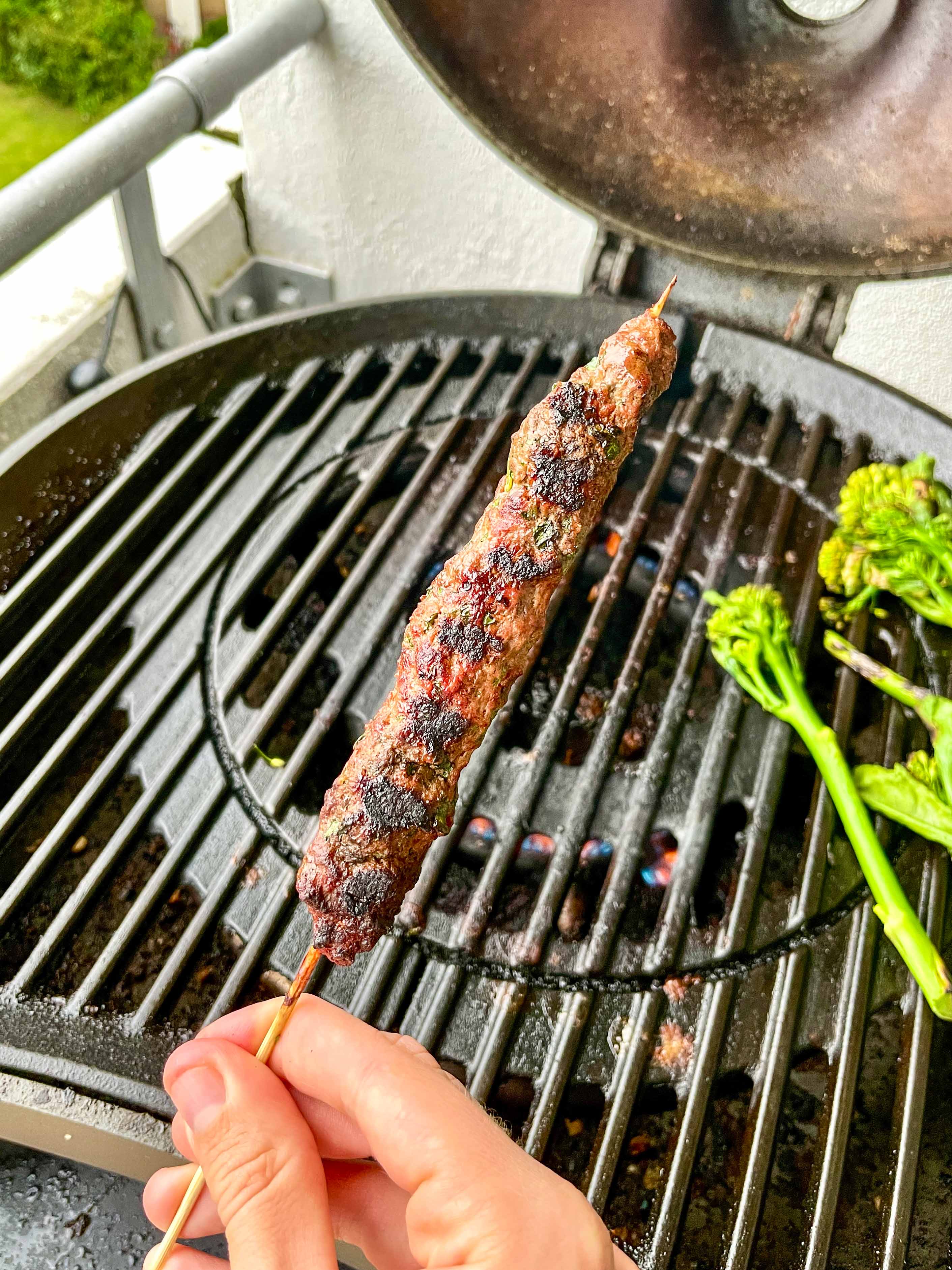 Grillede shish kebabspyd med hakket oksekød, krydderier og frisk persille