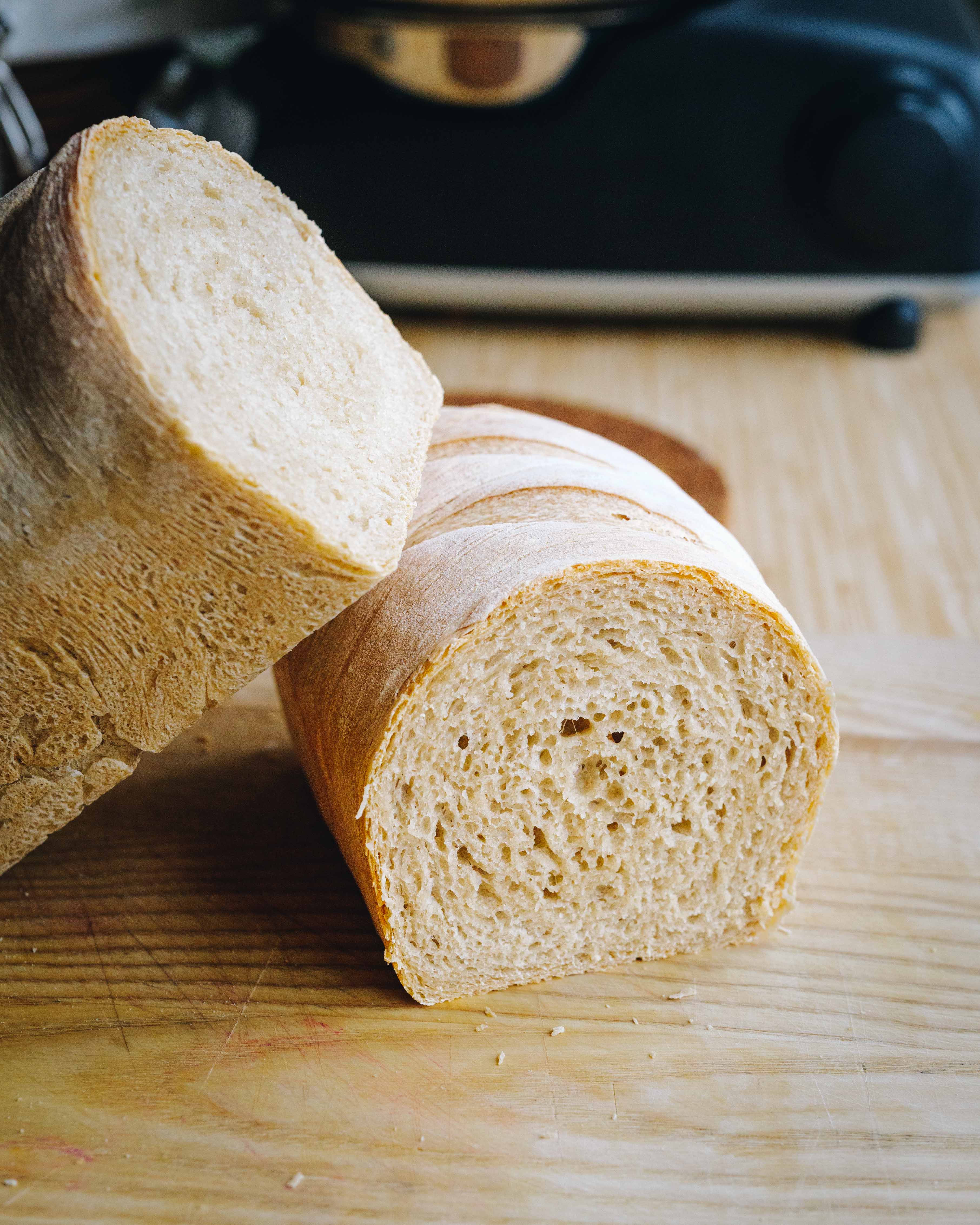 Lækkert og luftigt formbrød, friskbagt og med en sprød skorpe, klar til at blive serveret.