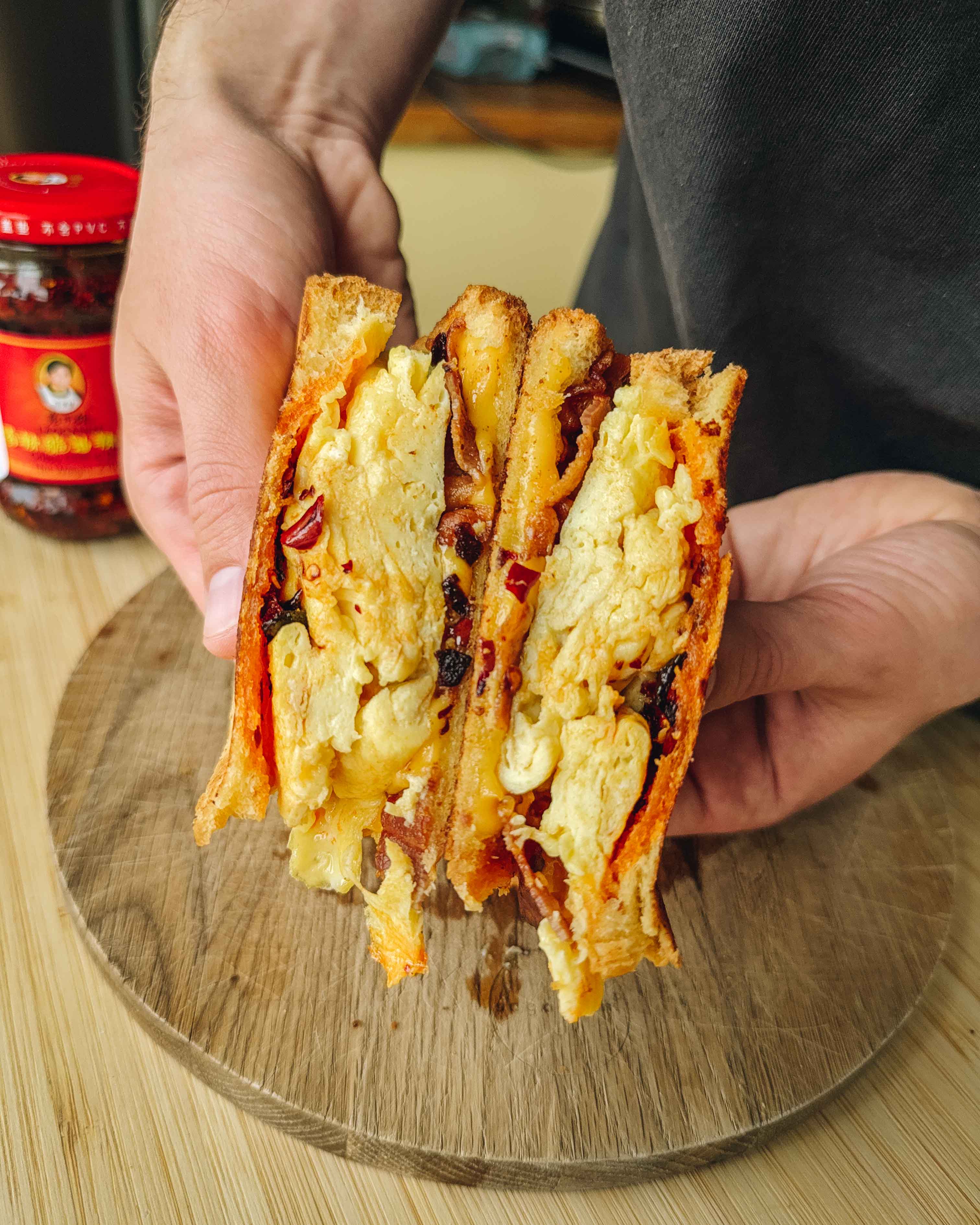 Toast med æg og bacon