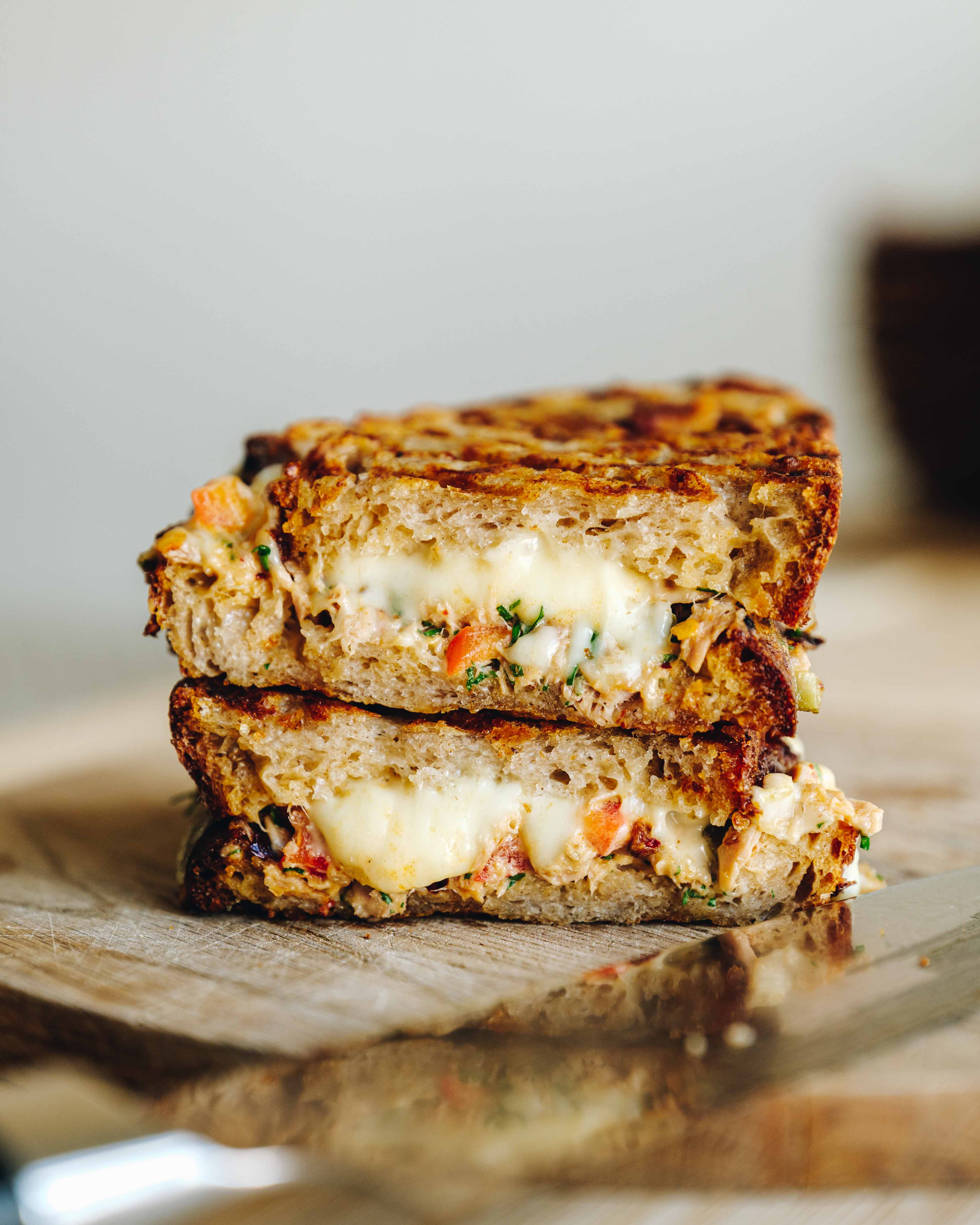 Tuna melt sandwich med smeltet ost og sprødt surdejsbrød.