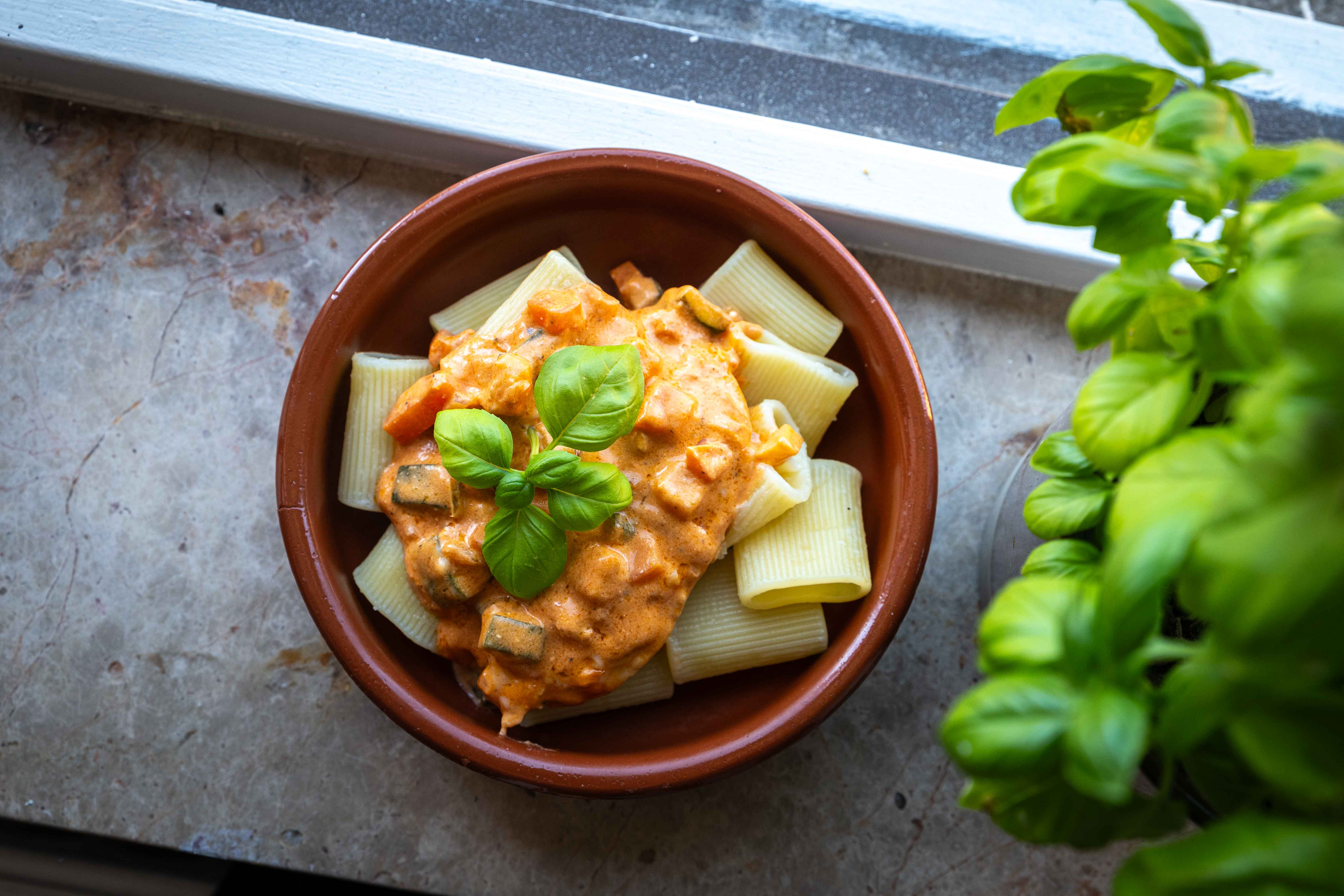 Kylling i cremet tomatsovs med pasta