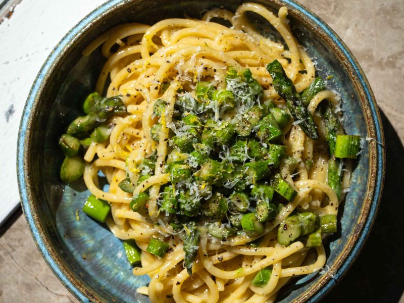Asparges carbonara med brunet smør og citron