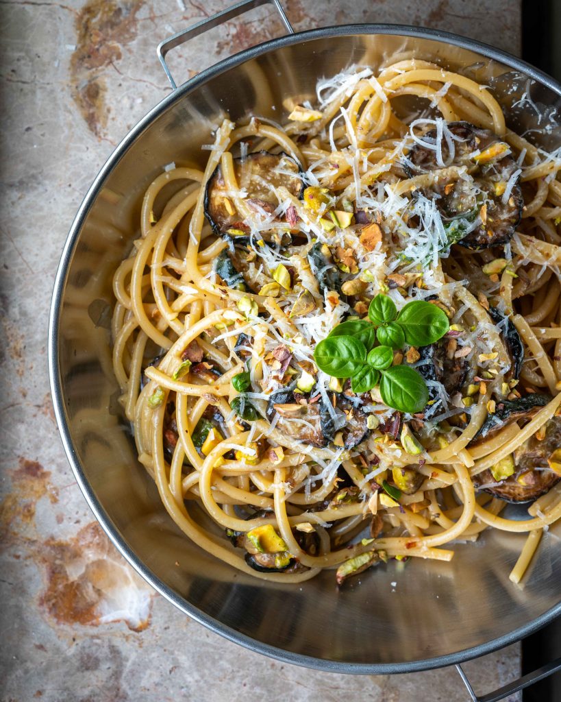 Spaghetti med squash og pistacienødder